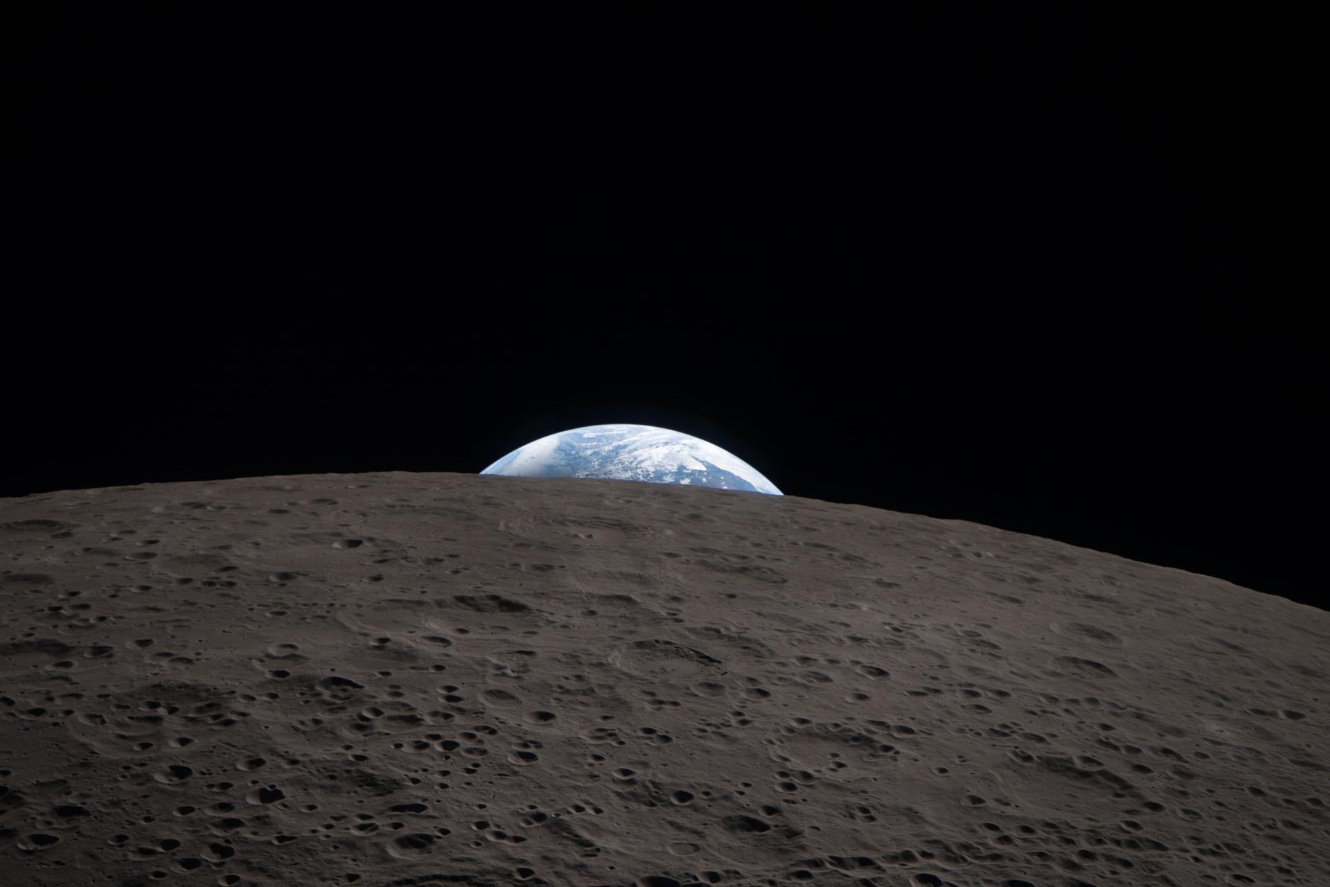 La Terre se levant derrière l'horizon cratérisé de la Lune