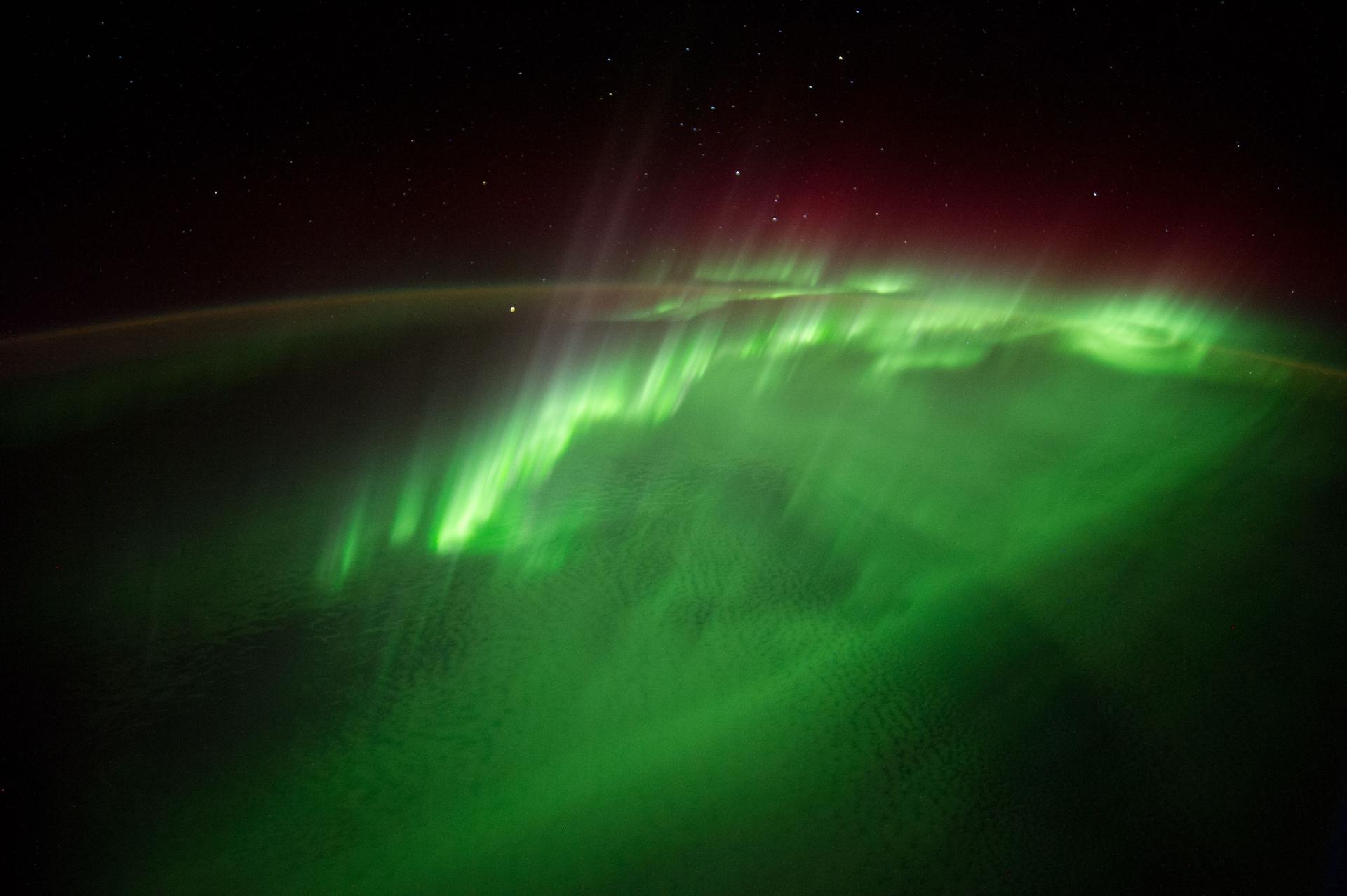 Aurore boréale verte au-dessus de la courbure de la Terre, vue depuis la Station spatiale internationale